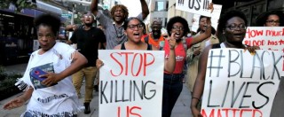 Copertina di Dallas, proteste e scontri con la polizia: 5 agenti feriti e 230 arresti. Rilasciato il leader di Black Lives Matters