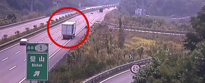 Copertina di Non solo in Italia: Tir in retromarcia sull’autostrada. La folle manovra del camionista cinese