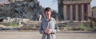 Copertina di Isis, riappare il cronista John Cantlie a Mosul: “Bombe occidentali contro la popolazione”