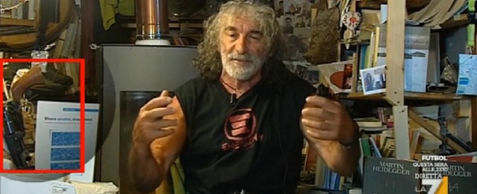 Copertina di Mauro Corona e il “porto d’armi innocuo”: lo scrittore ‘pizzicato’ in tv con un revolver