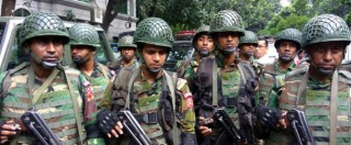Copertina di Attentato Bangladesh, polizia ammette: “Ostaggio ucciso per errore”. Arrestati padre e fratello di un terrorista di Dacca
