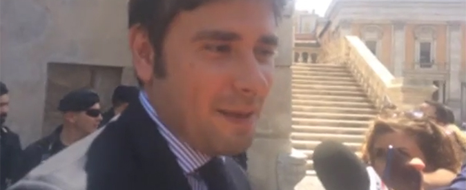 Copertina di Roma, inizia l’era Raggi. Di Battista: “Faremo tornare la Capitale una città normale”