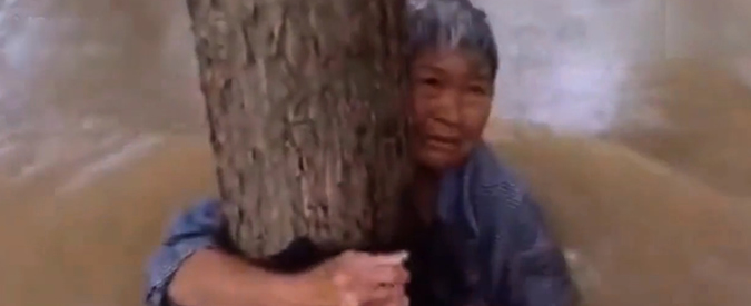 Copertina di Cina, salva la moglie dall’inondazione legandola con i suoi vestiti all’albero. Lui è disperso