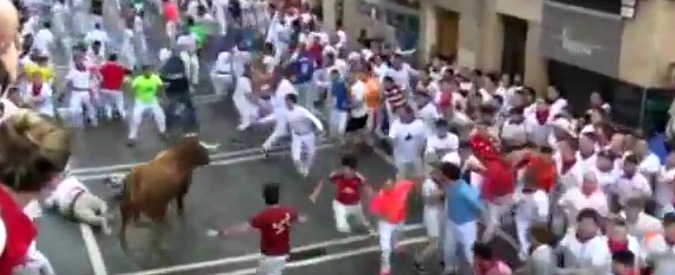 Copertina di Pamplona, tra tori e terrore: sei feriti nel secondo encierro alla festa di San Firmino