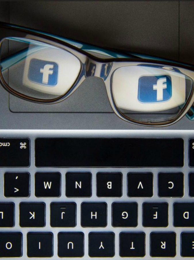 Facebook down, il social impedisce l’accesso agli utenti (che si riversano su Twitter)