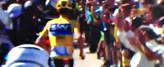 Copertina di Tour de France, stoico Froome: rimane senza bicicletta e continua correndo a piedi