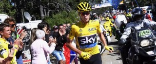 Copertina di Tour de France, la maglia gialla Froome cade a causa di una moto, prosegue a piedi e giuria gli cancella ritardo – Video