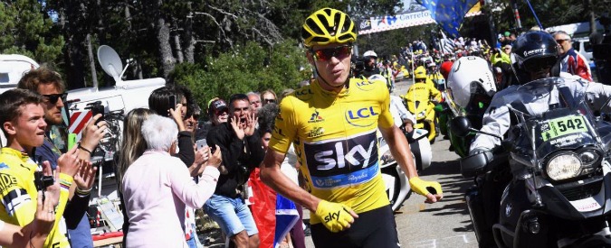 Copertina di Tour de France, la maglia gialla Froome cade a causa di una moto, prosegue a piedi e giuria gli cancella ritardo – Video