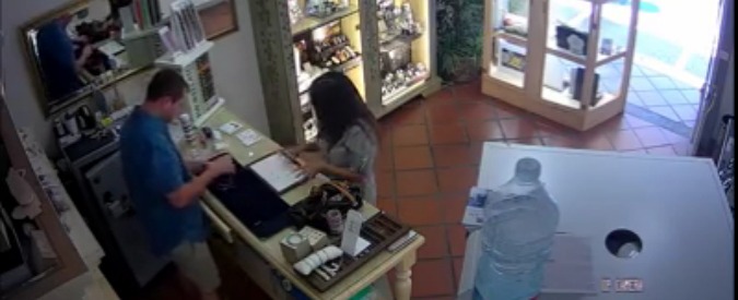 Copertina di Castiglioncello, gioielliere derubato pubblica il video della ladra: “Aiutatemi a trovarla”