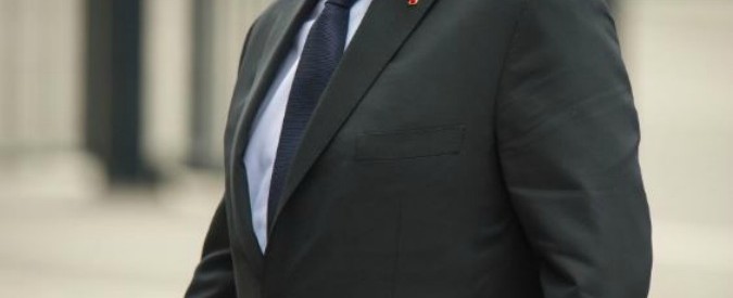 Francois Hollande, 10mila euro di stipendio per il suo parrucchiere: così un coiffeur “taglia la testa” al Presidente