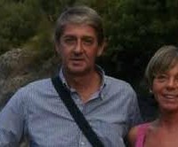 Marinella Ravotti, 55 anni, è ancora dispersa. Suo marito Andrea Avagnina, 53enne, è stato ritrovato: è ferito ed è ricoverato nell’ospedale di Pasteur di Nizza. I due vivono a S.Michele di Mondovì, provincia di Cuneo. Lei è dipendente della Asl, lui lavora come consigliere comunale. Erano a Nizza per vacanza 