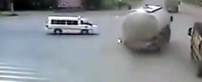 Copertina di Cina, l’ambulanza passa con il rosso e viene travolta da un camion. Il video dell’incidente