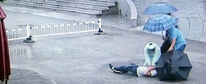 Copertina di Colto da infarto cade sotto la pioggia: infermiera lo salva e il video cinese diventa virale