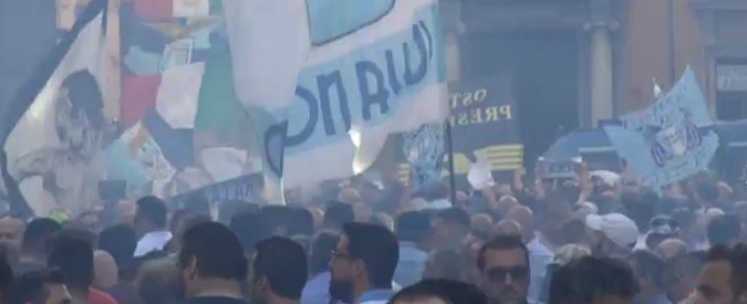 Copertina di “Lotito pezzo di m…”, i tifosi laziali scendono in piazza contro il presidente: “Se ne deve andare”