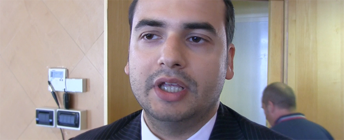 Copertina di M5S, Sibilia: “Nessuna riunione segreta con Grillo. Modifiche a regolamento votate in Rete”