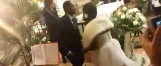 Copertina di Omicidio Fermo, il video del matrimonio simbolico di Emmanuel Chidi Namdi e di Chimiary celebrato da don Albanesi