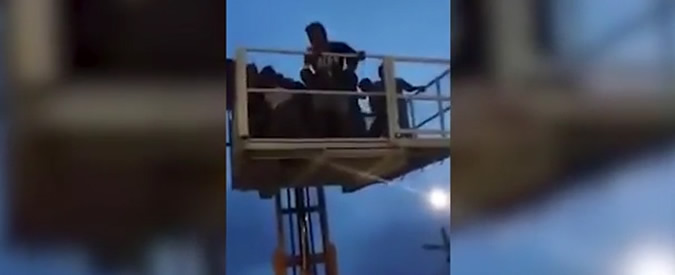 Copertina di In 8 ballano su piattaforma aerea in Messico: gru non regge il peso e crolla. Tre feriti