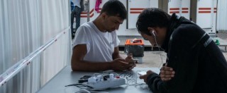 Copertina di Migranti, sindaci di Udine e Pordenone tolgono il wi-fi in centro: “Troppi capannelli di persone”