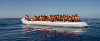 Copertina di Migranti, 39 cadaveri recuperati a largo delle coste libiche: “In 17 erano stati stipati nella stiva”