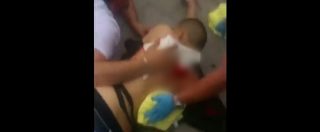 Copertina di Monaco, ragazzo ferito grave a terra: paramedici sdraiati accanto a lui