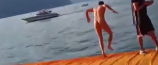 Copertina di Nudo sui Floating Piers: “Christo bieco affarista”. Si spoglia e corre: denunciato
