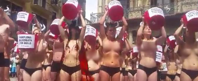 Copertina di Pamplona, attivisti nudi della Peta si versano ‘sangue’ addosso contro corsa dei tori