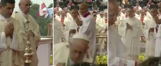 Copertina di Papa Francesco cade durante la celebrazione di una funzione al Santuario di Ceztokowa