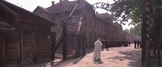 Copertina di Papa Francesco a piedi e in silenzio nel campo di concentramento di Auschwitz