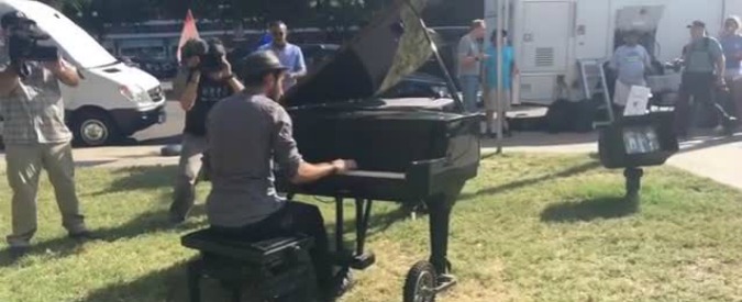 Dallas, pianista suona ‘Imagine’ al memoriale per le vittime. Lo aveva già fatto dopo strage al Bataclan