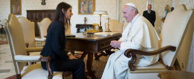 Copertina di Vaticano, primo incontro tra il Papa e Virginia Raggi. “Con Francesco impegno per essere testimoni degli ultimi” (FOTO)