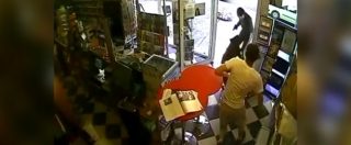 Copertina di Punta pistola contro tabaccaio: cane eroe sventa rapina nel negozio del suo padrone