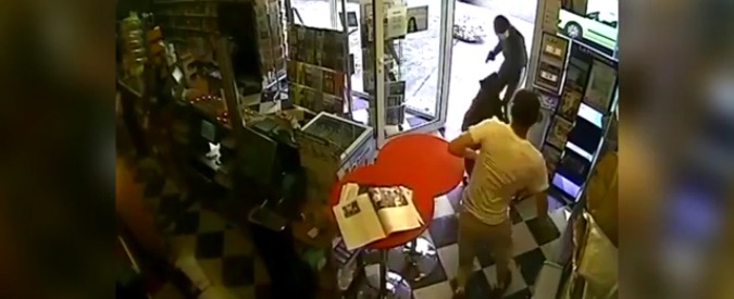 Copertina di Punta pistola contro tabaccaio: cane eroe sventa rapina nel negozio del suo padrone