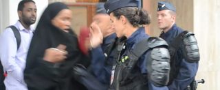 Copertina di Parigi, poliziotti francesi maltrattano una donna durante lo sgombero: spintoni e risate