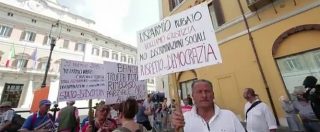 Copertina di Salva banche, risparmiatori protestano davanti alla Camera: “Ribelliamoci, governo ladro”