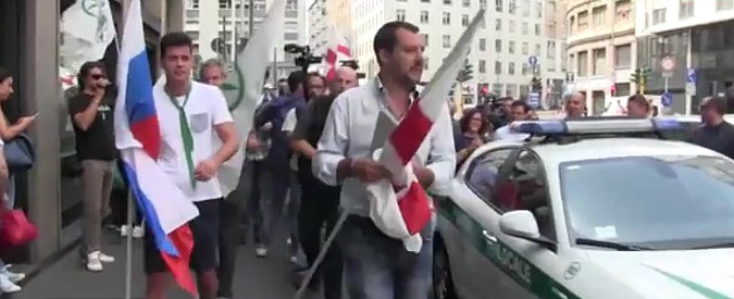 Copertina di Turchia, il crociato Salvini ‘assalta’ il consolato di Milano al grido di “Allà al bar”