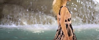 Copertina di Fontana di Trevi, Fendi festeggia 90 anni con una sfilata in acqua (FOTO)