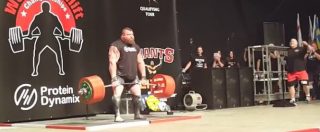 Copertina di Eddie Hall, l’uomo più forte del mondo solleva 500 kg: è il nuovo record. Ma poi stramazza a terra