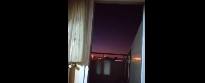 Copertina di Bomba? No, un F-16. Il passaggio del jet scuote un appartamento a Istanbul, ecco il ‘boom sonico’