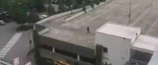 Copertina di Monaco, l’attentatore sul tetto del parcheggio: “Sono un tedesco nato in un quartiere povero”. Poi gli spari