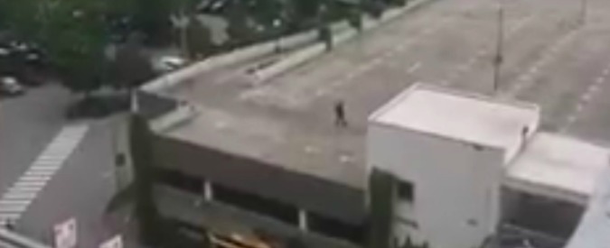 Copertina di Monaco, l’attentatore sul tetto del parcheggio: “Sono un tedesco nato in un quartiere povero”. Poi gli spari