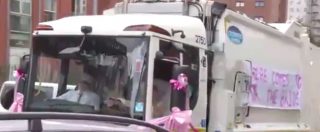 Copertina di Il gesto che commuove lo sposo netturbino: la sposa arriva con il camion della nettezza urbana