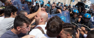 Copertina di Taranto, contestazione a Renzi. Lavoratori e cittadini: “Ilva ci uccide”. Emiliano: “Ok il patto, ma non c’è una lira in più”