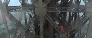 Copertina di Parigi, 3 ragazzi russi scalano la Torre Eiffel senza protezioni: la spericolata impresa ripresa dal drone