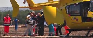 Copertina di Scontro treni Puglia, sul luogo della tragedia: soccorritori al lavoro e lamiere contorte