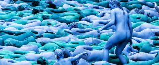 Copertina di Tutti nudi e dipinti di blu. Migliaia di figuranti per l’opera di Spencer Tunick