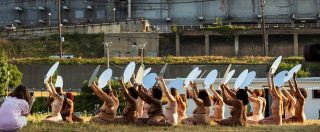 Copertina di Cento donne nude contro Donald Trump, le performance di Tunick a Cleveland