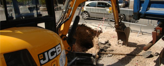 Copertina di Foggia, si apre una voragine in strada: scoperto un tunnel vicino al caveau di una banca