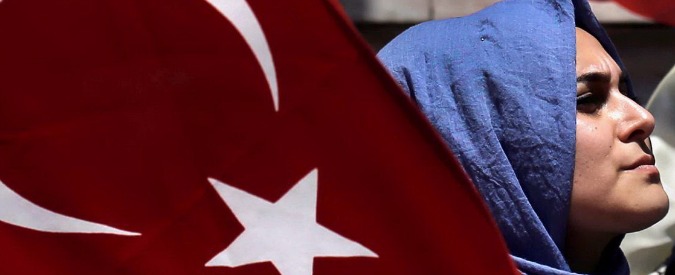 Turchia, S&P taglia il rating sovrano. Moody’s mette sotto osservazione 17 banche: anche la partecipata di Unicredit