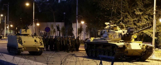 Colpo di Stato fallito in Turchia, i selfie degli oppositori davanti ai tank. Erdogan sarà più forte di prima