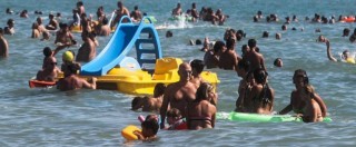 Copertina di Salerno, coppia gay si abbraccia in piscina. Il bagnino: “Più composti, ci sono bambini”